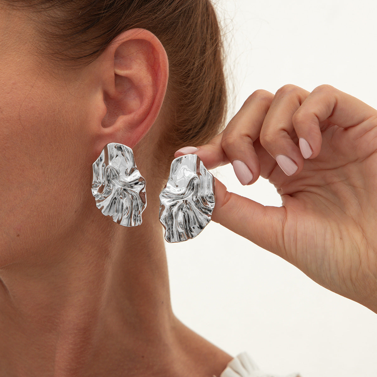 ✨ Boucles d’Oreilles Métal Liquide Fleur Plissée – Élégantes & Tendance ✨