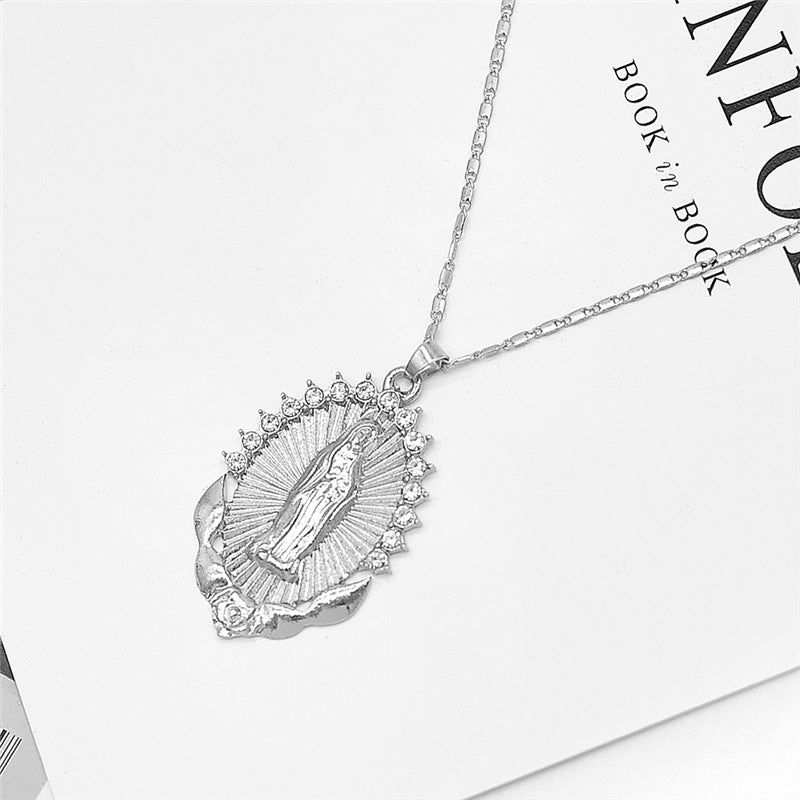 Collier Médaille Dorée – Élégance & Style