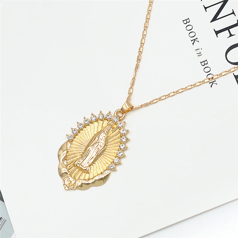 Collier Médaille Dorée – Élégance & Style