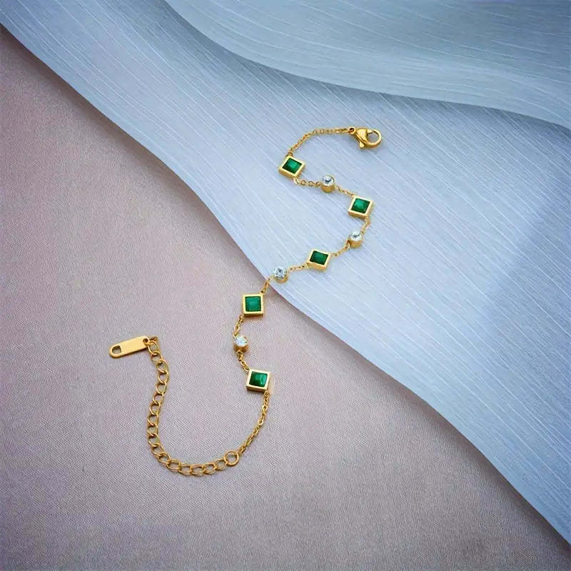 ✨ Bracelet plaqué or acier titane – Émeraudes carrées & strass – Élégance raffinée ✨