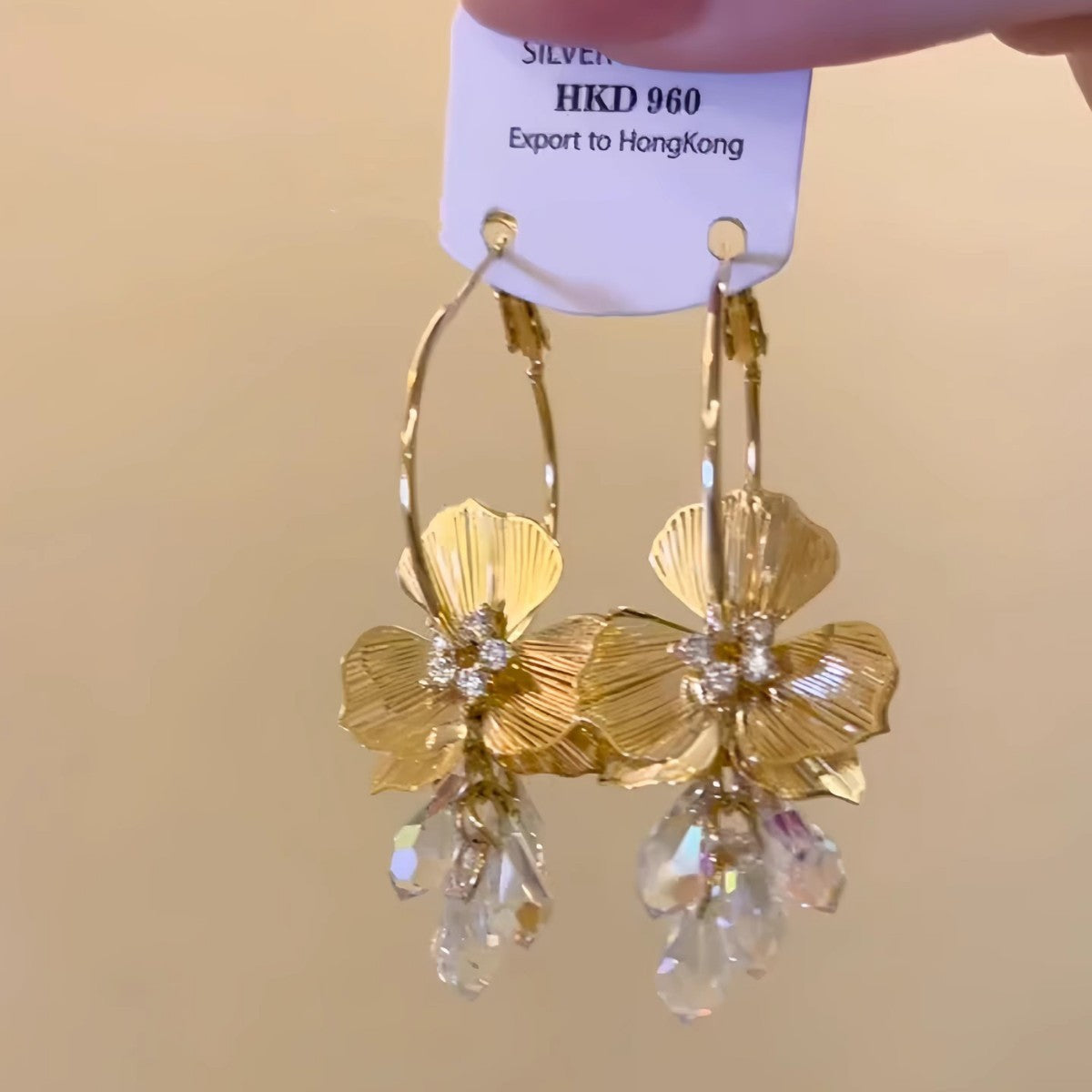 ✨ Boucles d’Oreilles Fleur Dorée & Goutte Cristal – Élégance Lumineuse