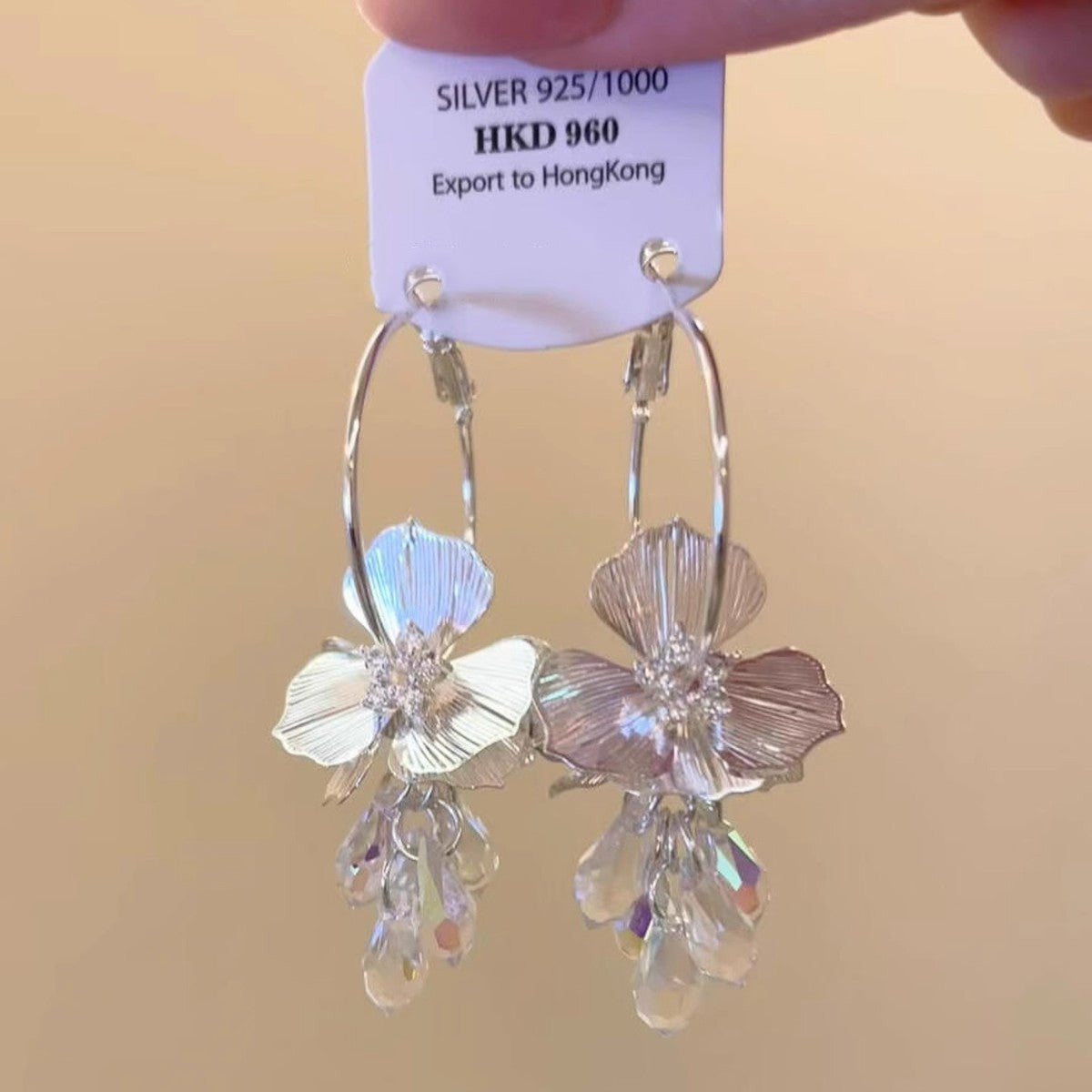✨ Boucles d’Oreilles Fleur Dorée & Goutte Cristal – Élégance Lumineuse