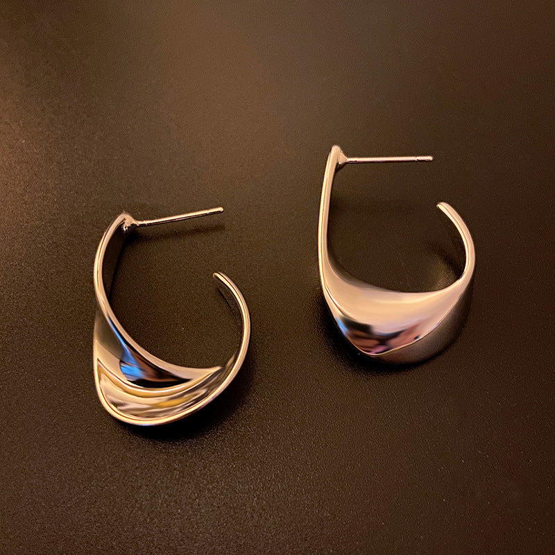 ✨ Boucles d’Oreilles Design Torsadé – Élégance Moderne