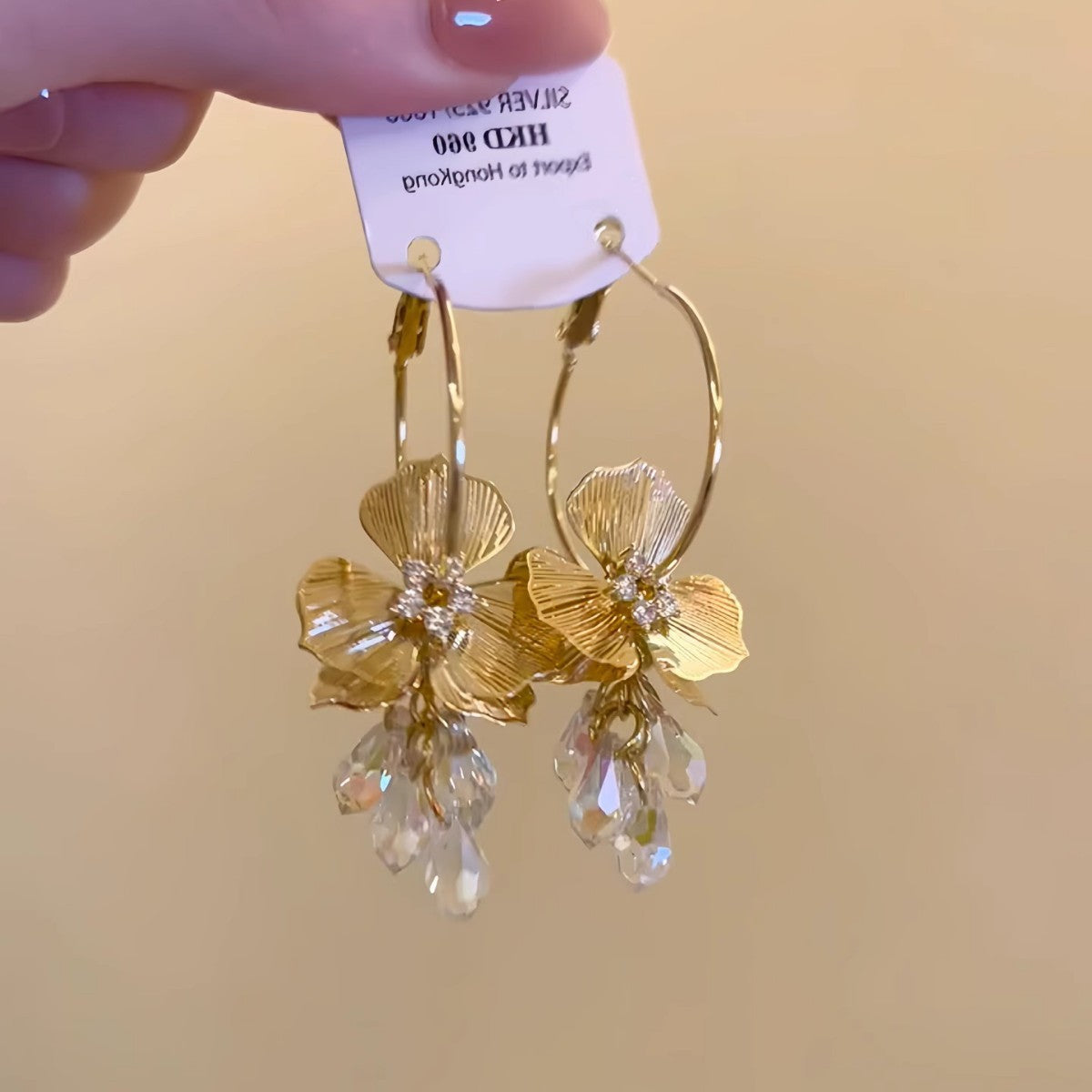 ✨ Boucles d’Oreilles Fleur Dorée & Goutte Cristal – Élégance Lumineuse