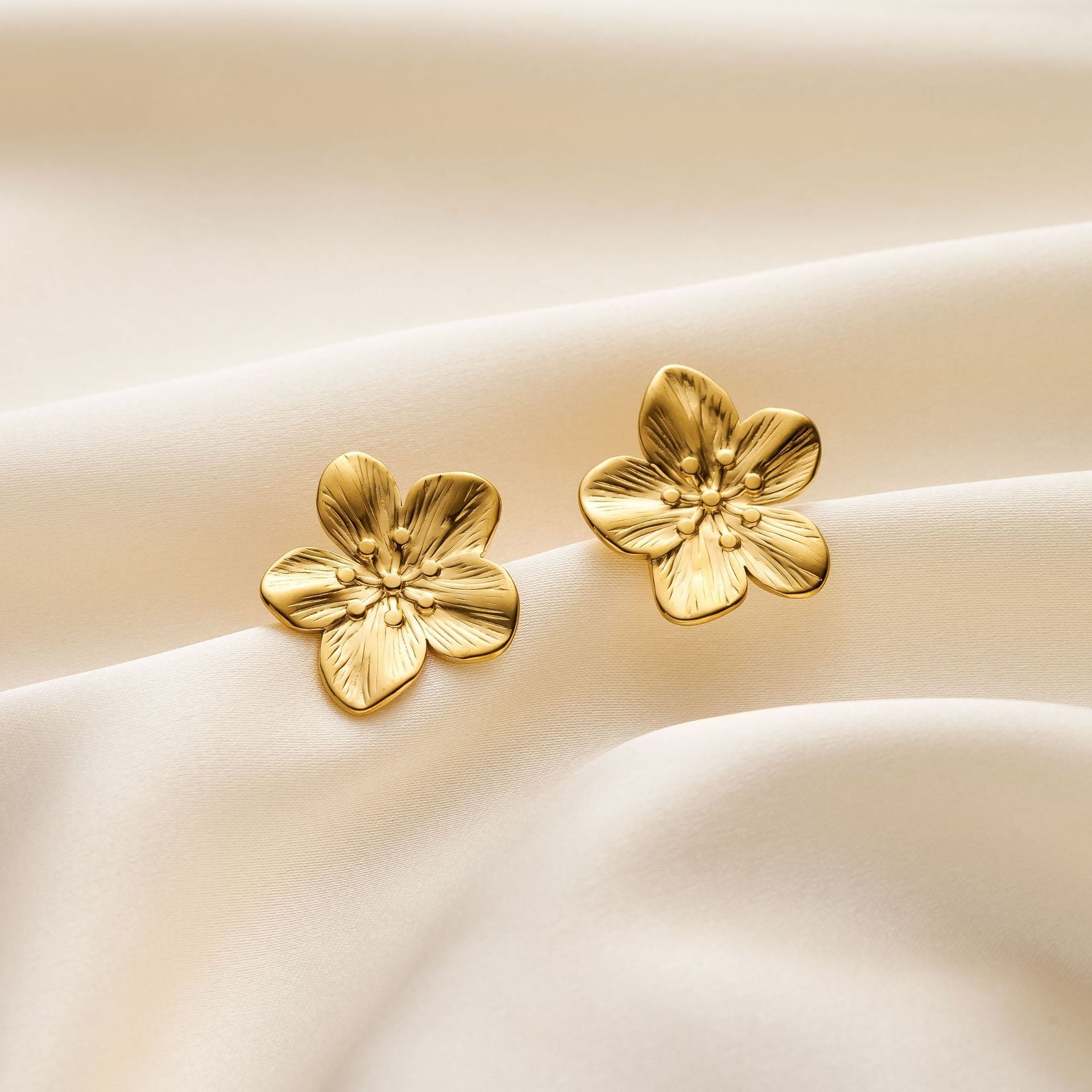 ✨Boucles d’oreilles fleur acier titane doré – élégance intemporelle✨