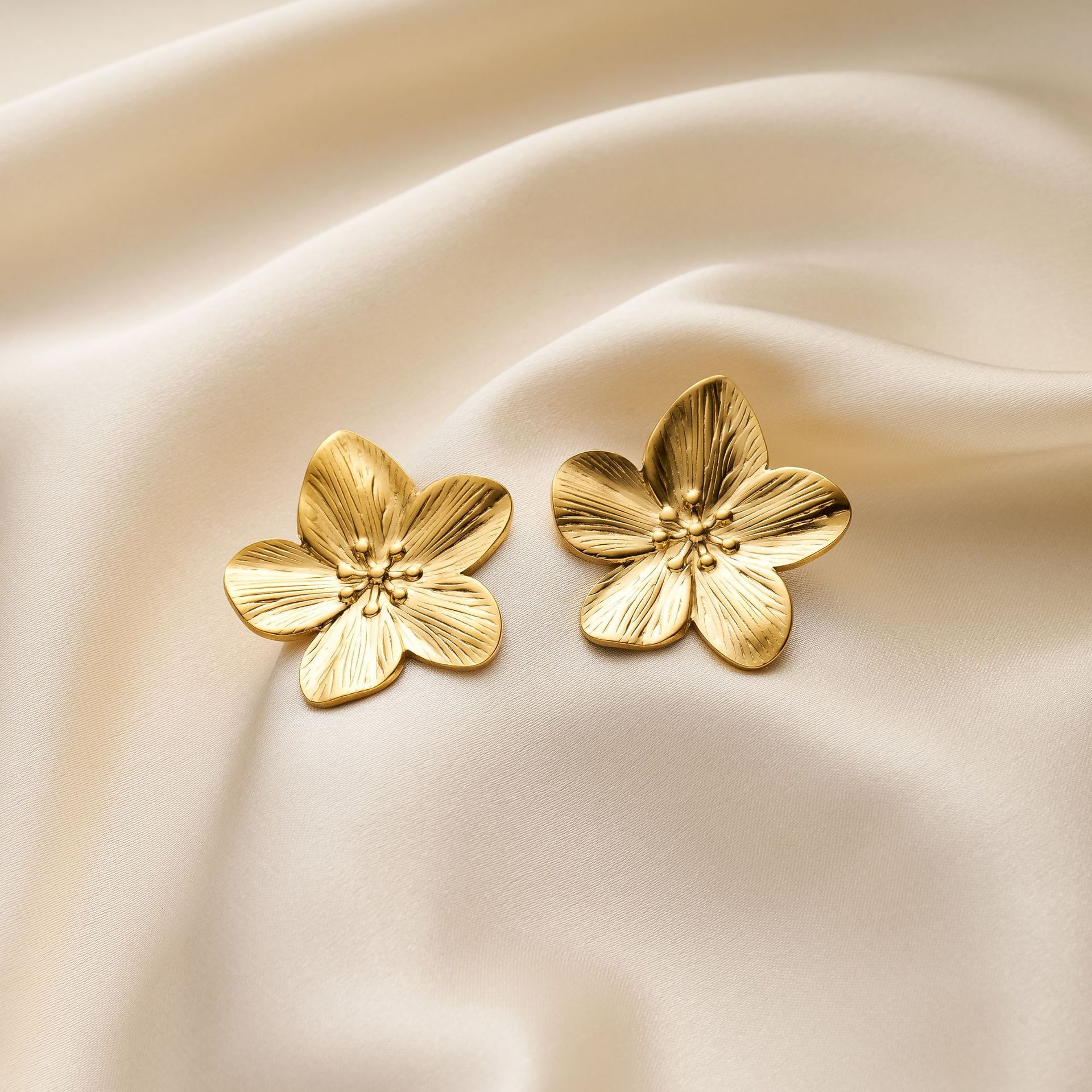 ✨Boucles d’oreilles fleur acier titane doré – élégance intemporelle✨
