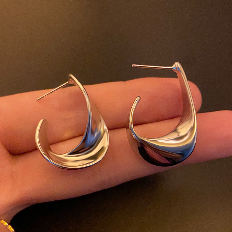 ✨ Boucles d’Oreilles Design Torsadé – Élégance Moderne