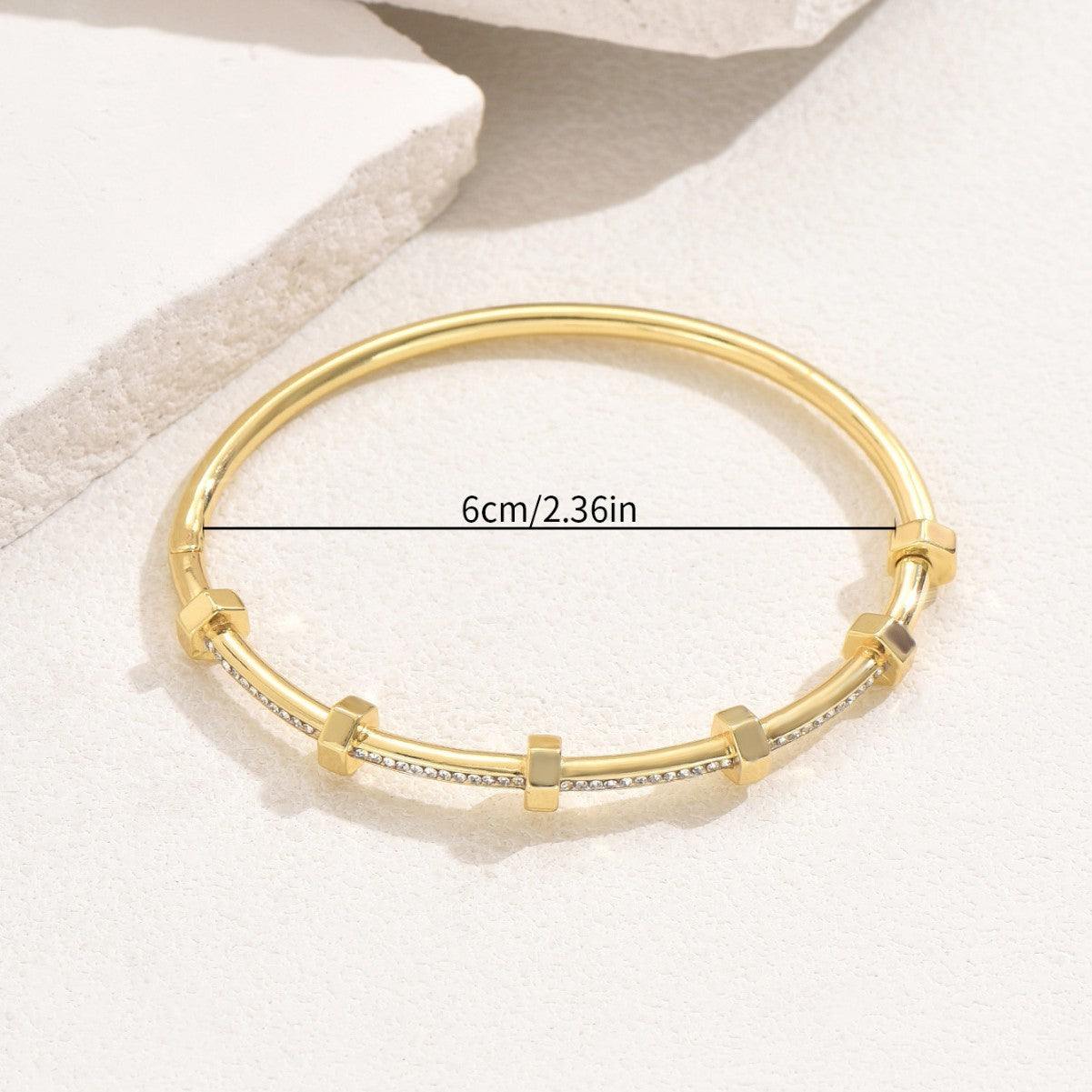 ✨ Bracelet Élégance Minimaliste – Plaqué Or 18K & Détails Raffinés