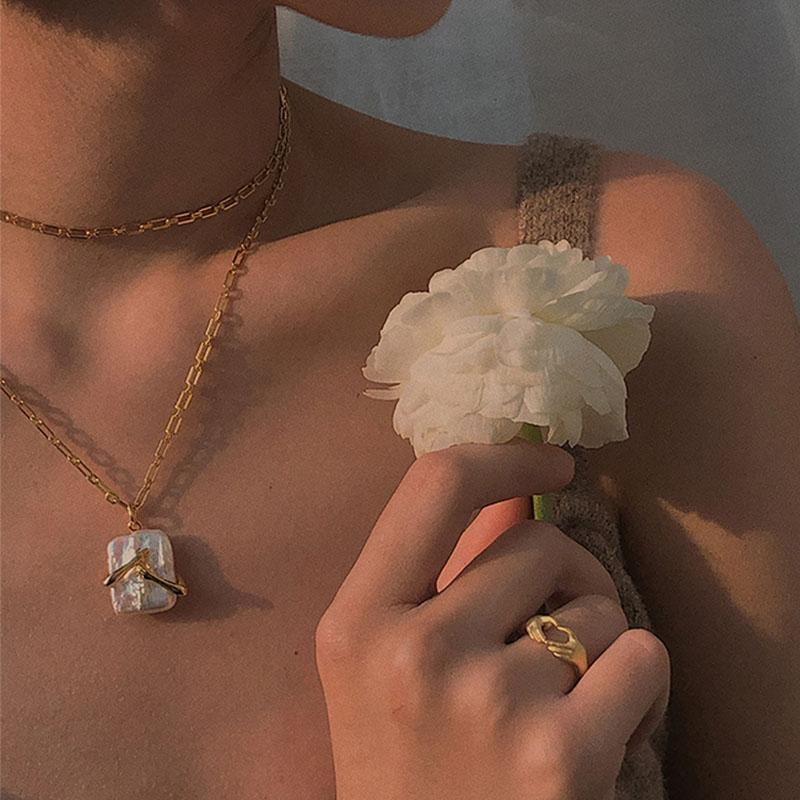 Collier Élégant en Perle Baroque – Style Moderne et Chic✨