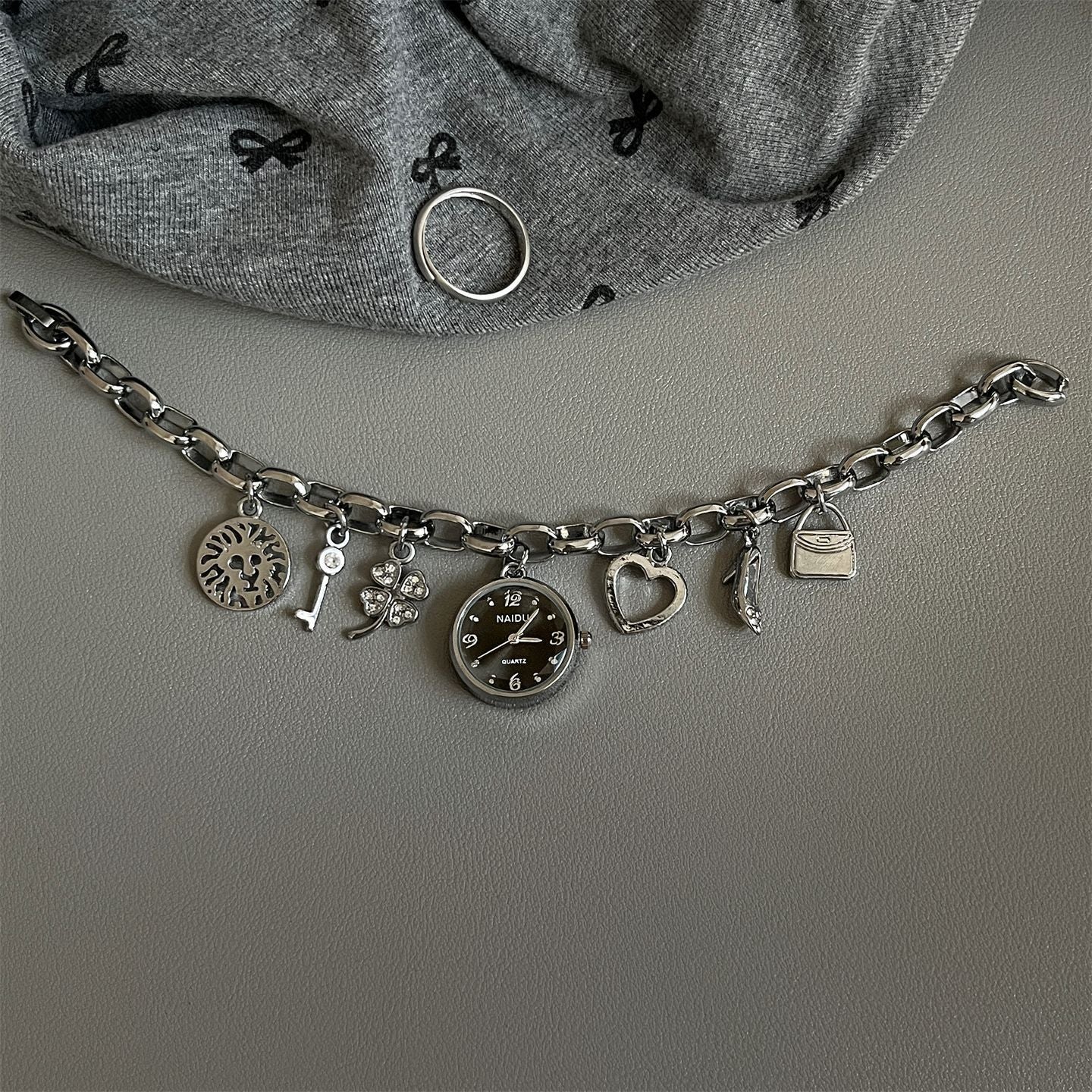 ✨ Montre Bracelet Femme Style Coréen – Élégante avec Breloques et Détails Diamantés ✨