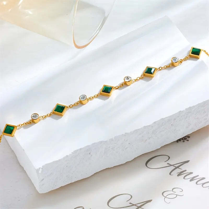 ✨ Bracelet plaqué or acier titane – Émeraudes carrées & strass – Élégance raffinée ✨