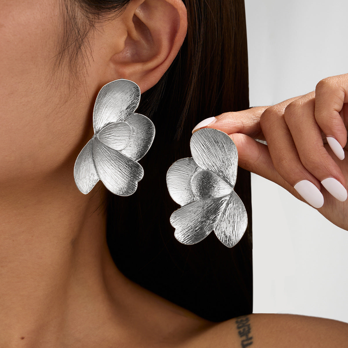 ✨ Boucles d’Oreilles Métal Liquide Fleur Plissée – Élégantes & Tendance ✨