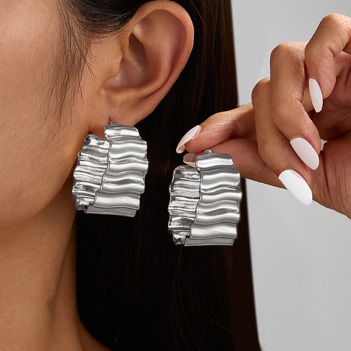 ✨ Boucles d’Oreilles Métal Liquide Fleur Plissée – Élégantes & Tendance ✨