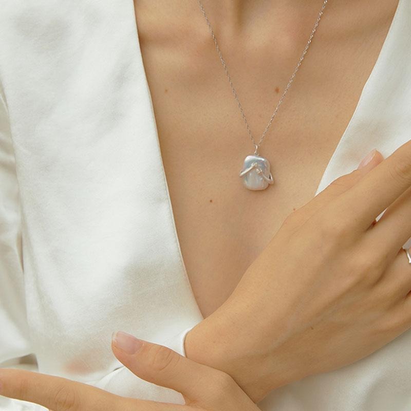 Collier Élégant en Perle Baroque – Style Moderne et Chic✨