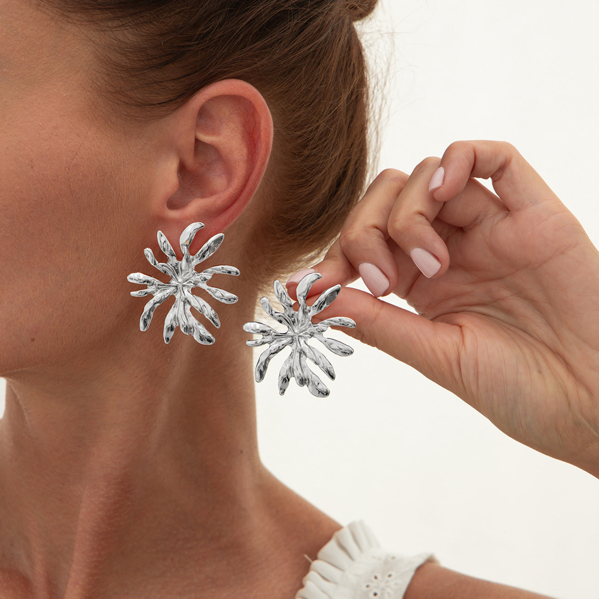 ✨ Boucles d’Oreilles Métal Liquide Fleur Plissée – Élégantes & Tendance ✨