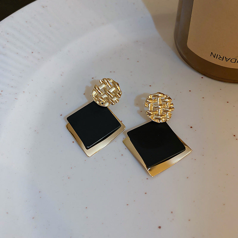 ✨ Boucles d’Oreilles Noires & Dorées – Chic Rétro et Élégance Moderne ✨