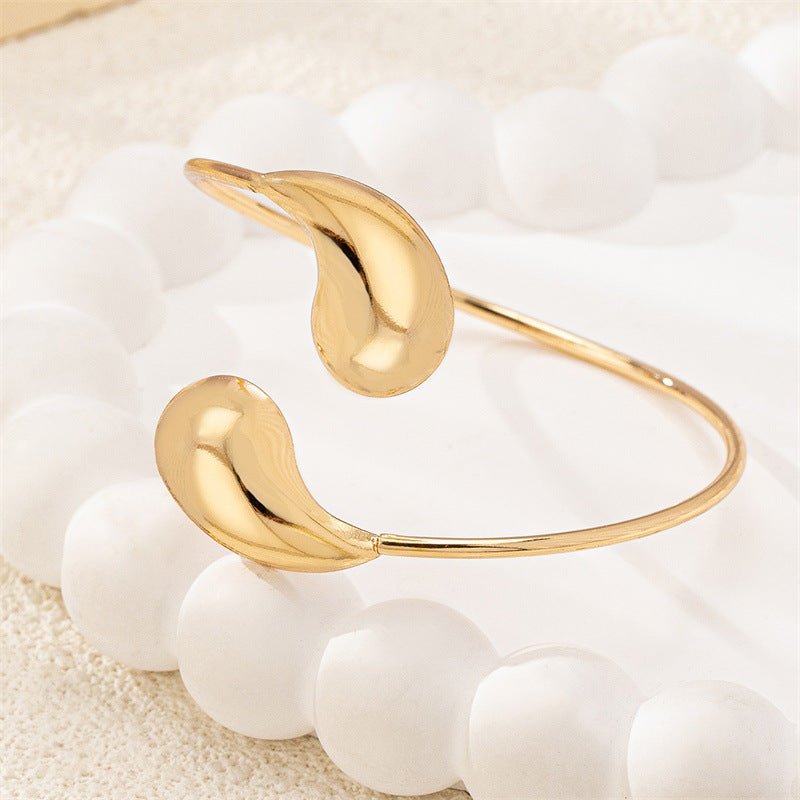 💧 Bracelet Élégance Goutte d’Eau – Plaqué Or