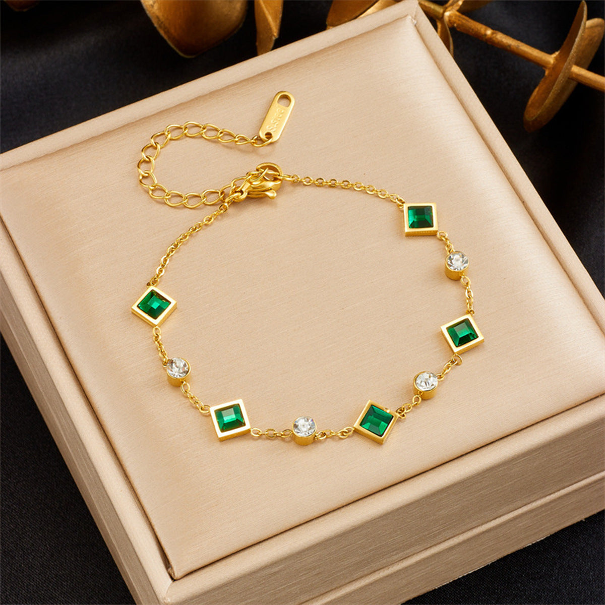 ✨ Bracelet plaqué or acier titane – Émeraudes carrées & strass – Élégance raffinée ✨