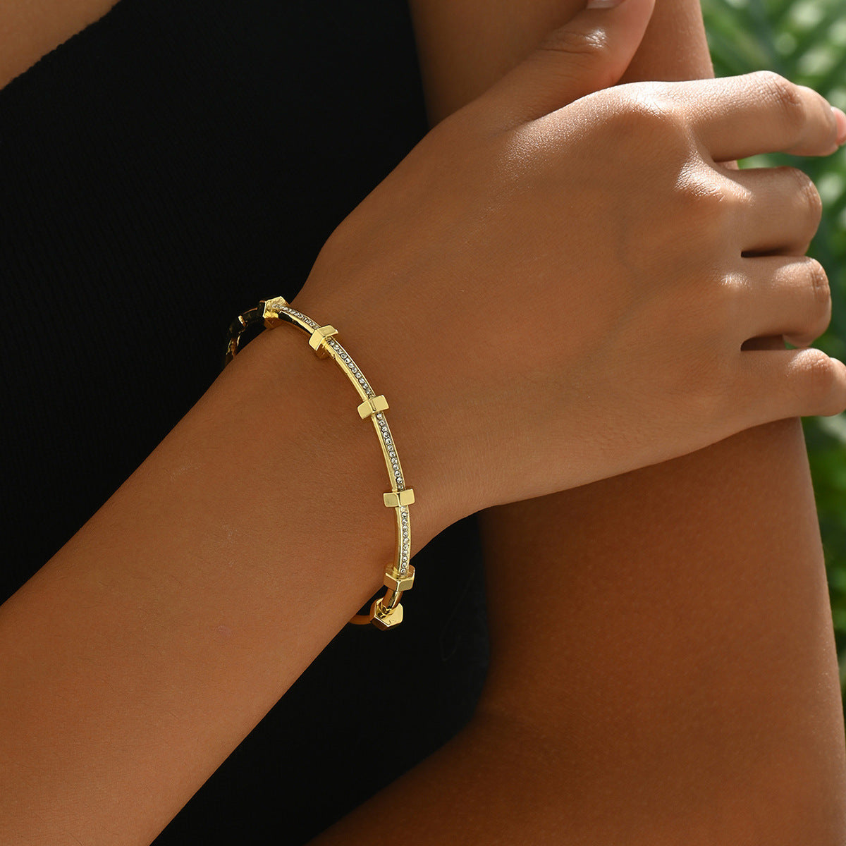 ✨ Bracelet Élégance Minimaliste – Plaqué Or 18K & Détails Raffinés