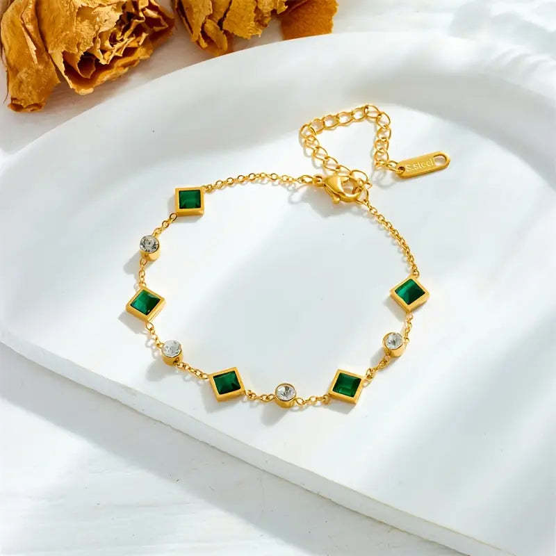 ✨ Bracelet plaqué or acier titane – Émeraudes carrées & strass – Élégance raffinée ✨