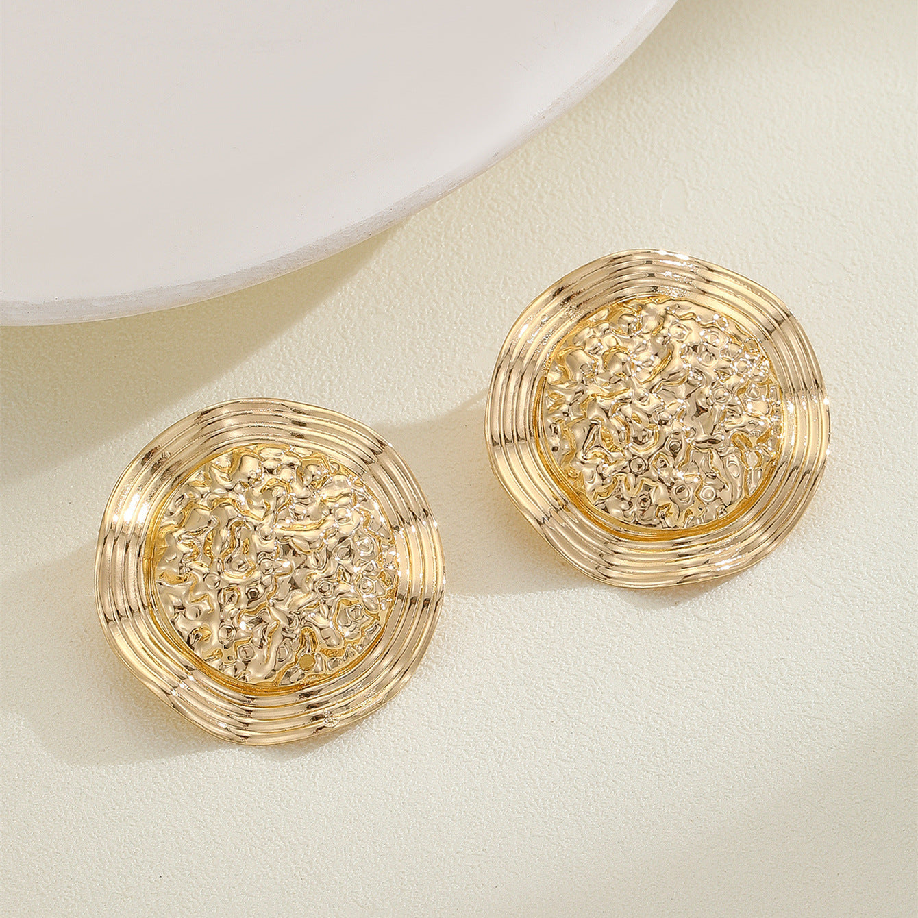 ✨Boucles d’Oreilles Rétro Dorées – Élégance Luxe & Chic Intemporel✨