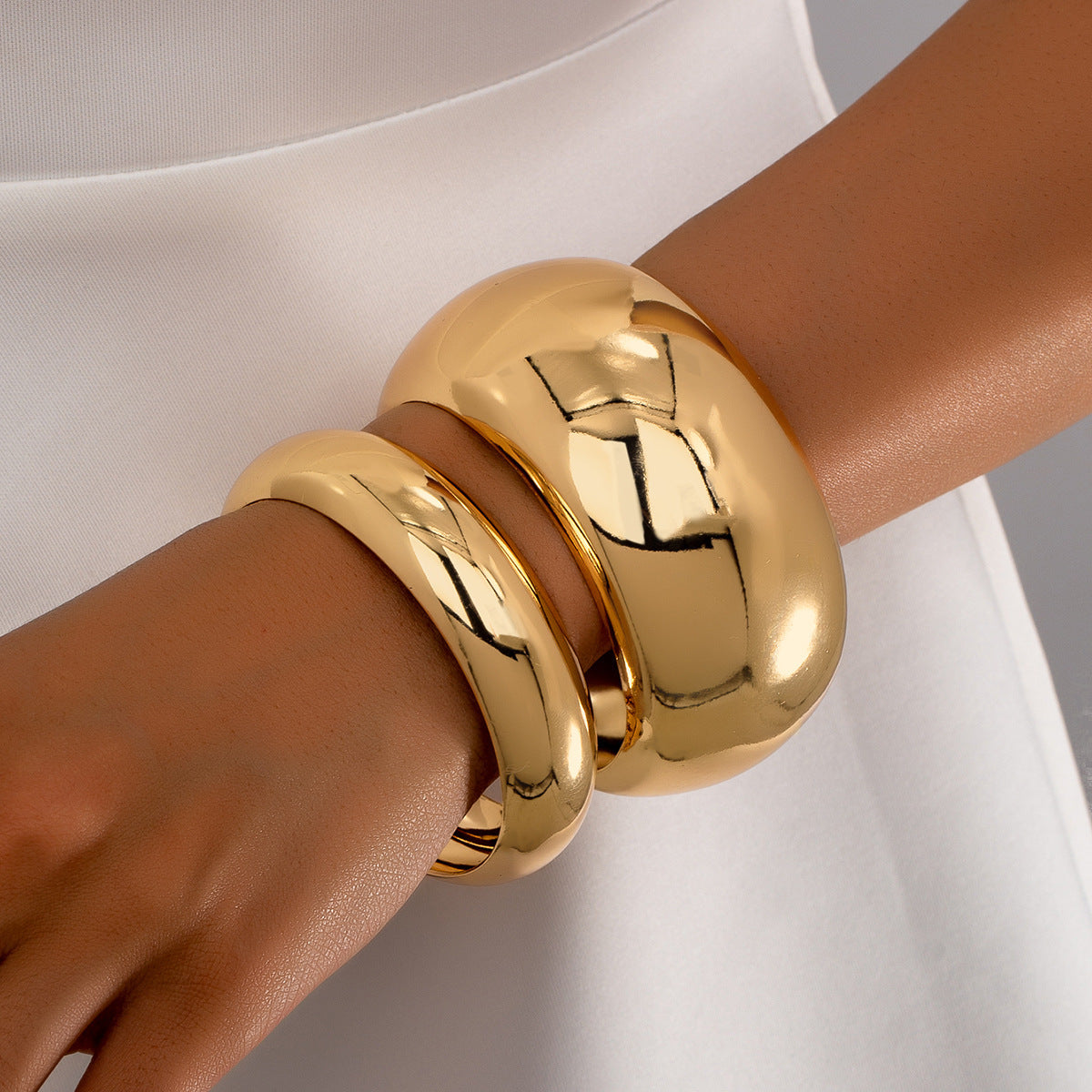 ✨ Bracelet Manchette Doré Glamour – Élégance Audacieuse pour Soirées ✨