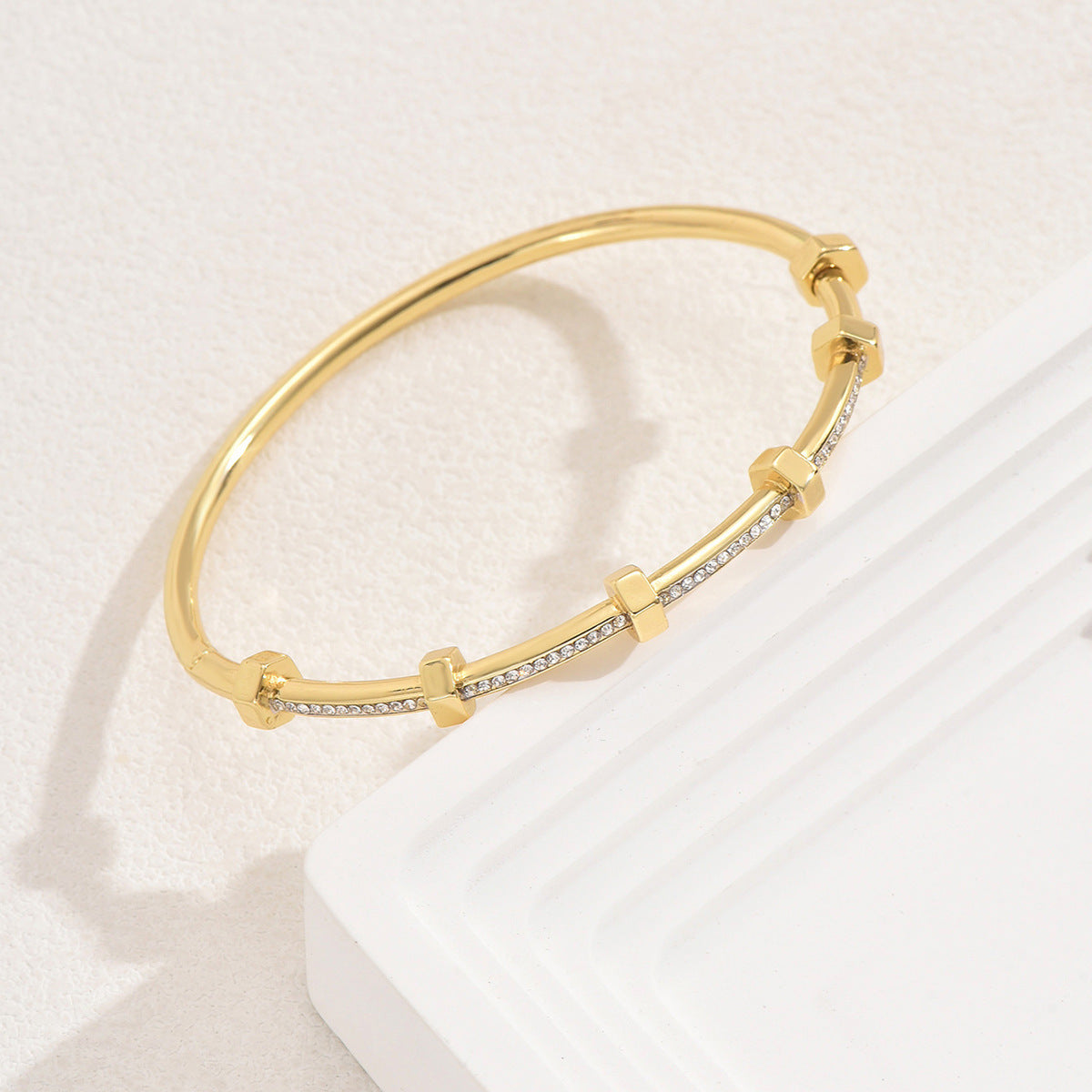 ✨ Bracelet Élégance Minimaliste – Plaqué Or 18K & Détails Raffinés
