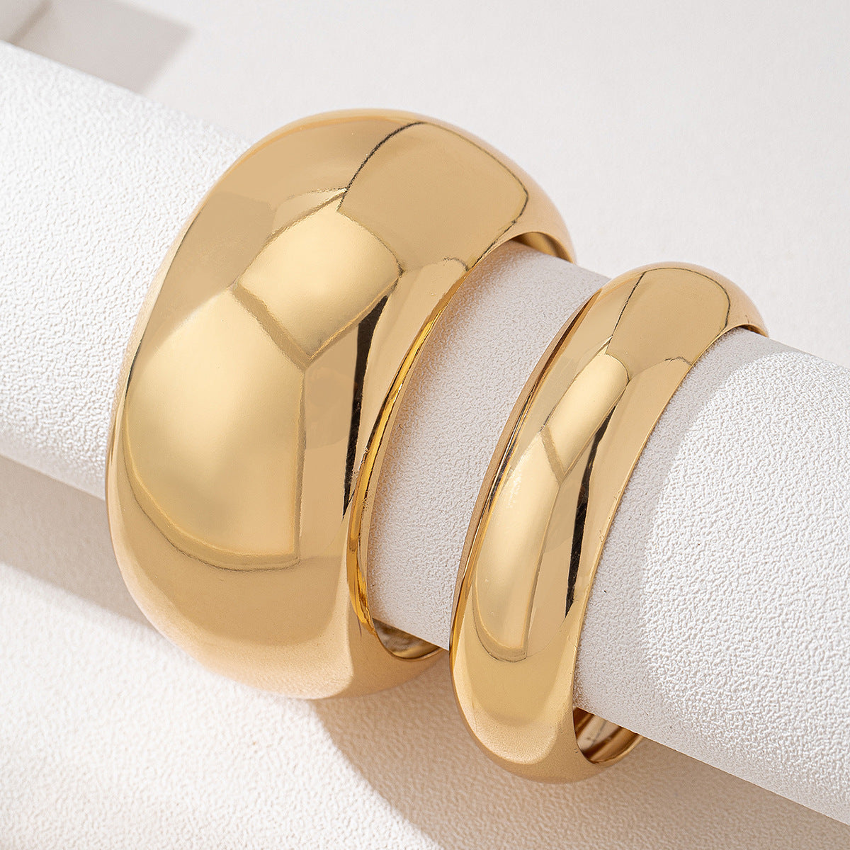 ✨ Bracelet Manchette Doré Glamour – Élégance Audacieuse pour Soirées ✨
