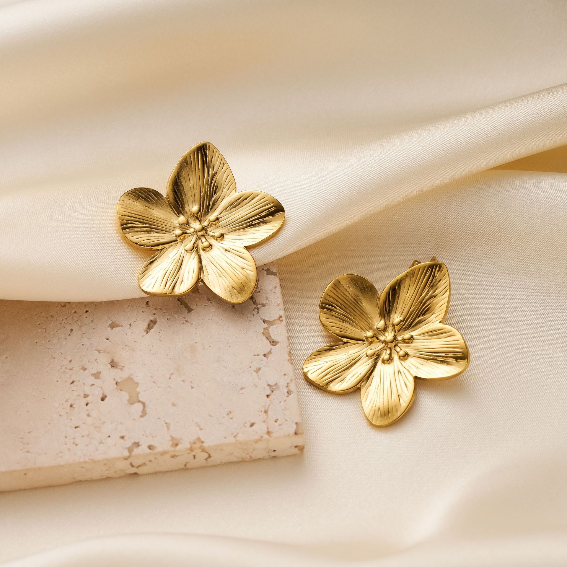 ✨Boucles d’oreilles fleur acier titane doré – élégance intemporelle✨