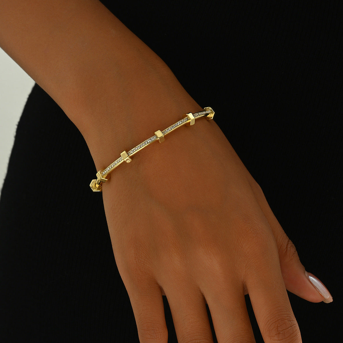 ✨ Bracelet Élégance Minimaliste – Plaqué Or 18K & Détails Raffinés