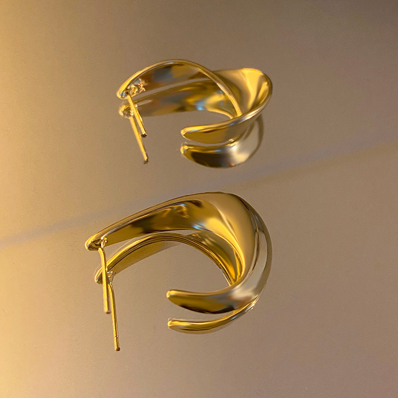 ✨ Boucles d’Oreilles Design Torsadé – Élégance Moderne