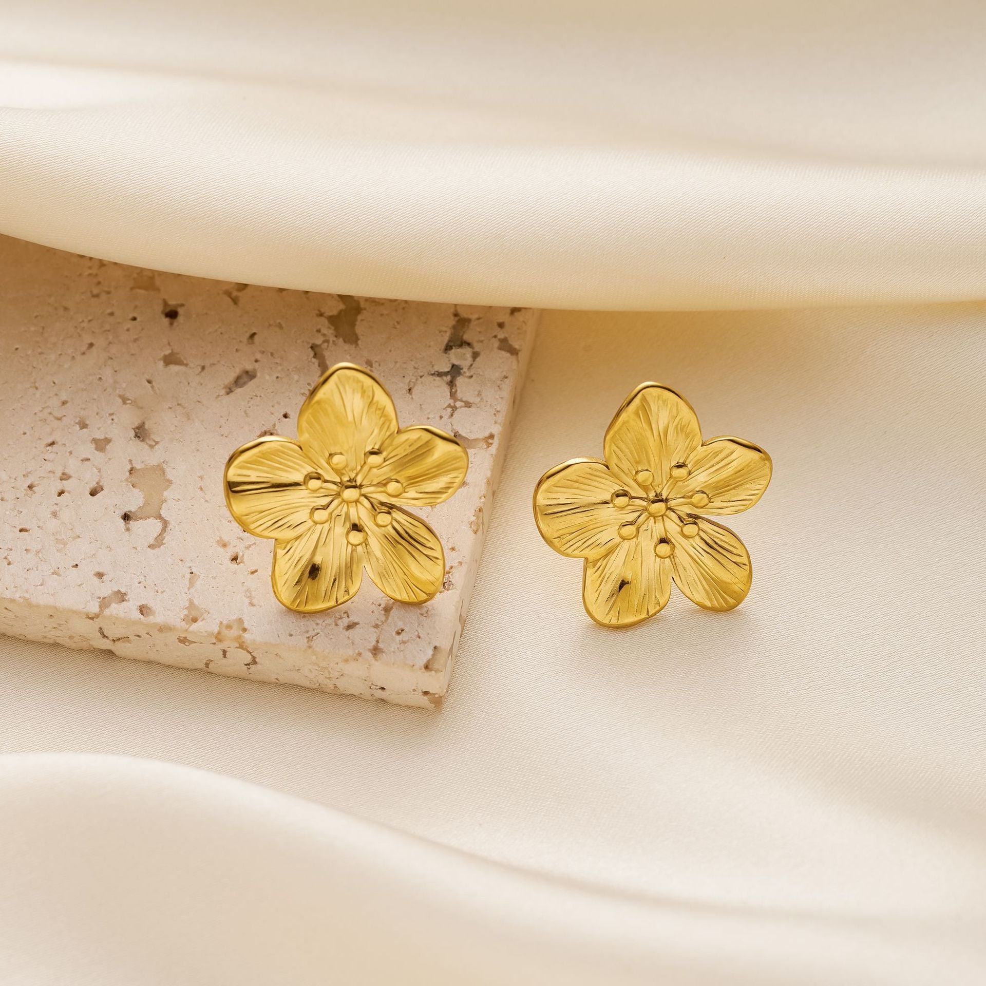 ✨Boucles d’oreilles fleur acier titane doré – élégance intemporelle✨
