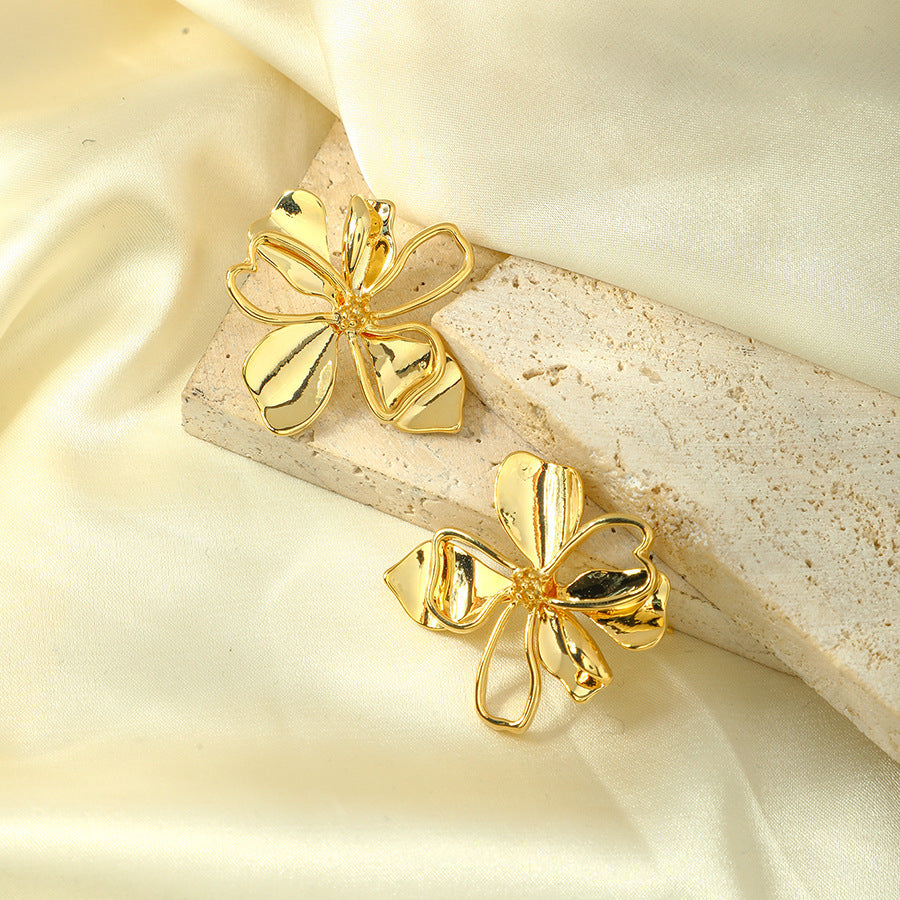 ✨Boucles d’oreilles vintage dorées en cuivre 18K – Fleur élégante✨